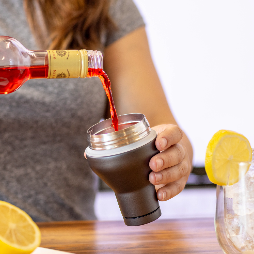 cocktail-shaker-lid-r0 Cocktail_Shaker_lifestyle_2_b714e13d-dd84-4844-956f-11cddc294041.png